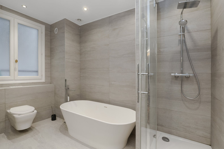 Room 2, The Parisian Beauty in Paris, Paris