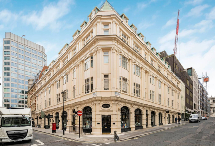 Room 5, Luxury 3BR Mayfair Apartment Near Green Park, London