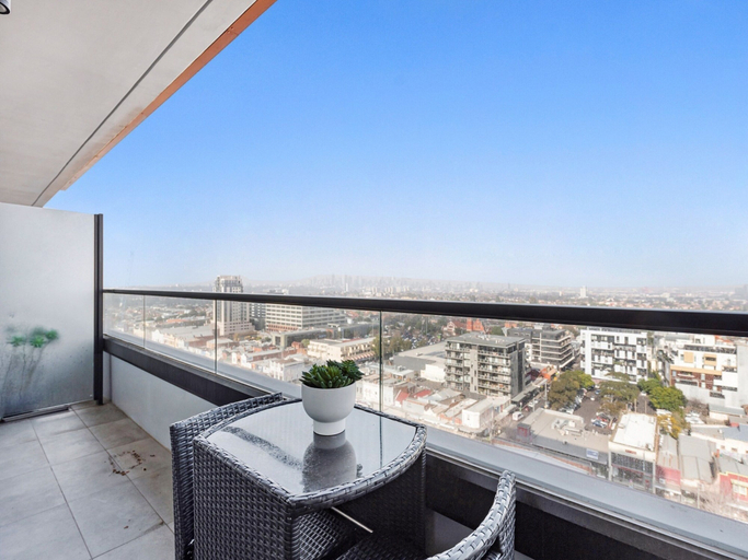 Others 2, Chic 1-bed With City Views, Parking, Gym & Pool, Melbourne