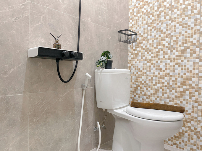 Bathroom 5, Cozy Living Studio (No Kitchen) At Celebrity Mansion, Bekasi