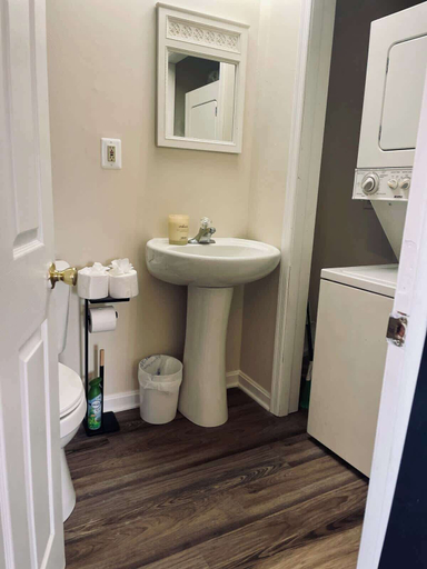 Room 3, Waterfront Views With King Bed in Solomons Island, Calvert