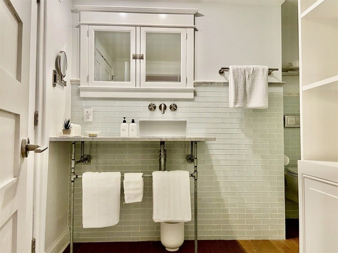 Interior 4, Heart of Mount Pleasant - With Parking!, Washington D.C.
