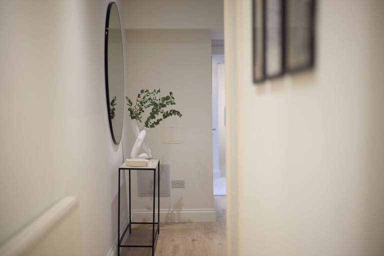 Others 4, The Fulham Patio Apartment, London