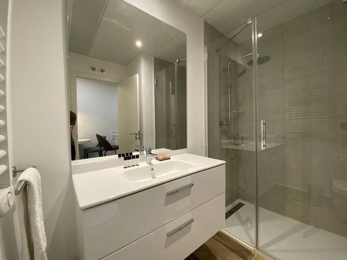 Room 4, w Warm Modern 1BR Apartment in Chueca, Madrid