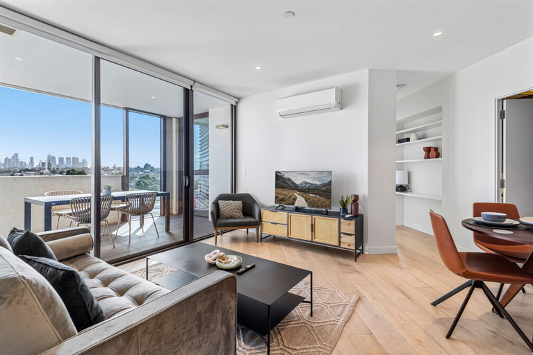 Others 5, Elegant 2-bed Apartment With Expansive City Views, Melbourne