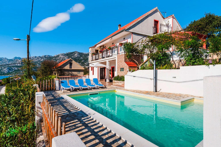 Pool 4, Holiday Home in Rovanjska With Sea Views, Jasenice