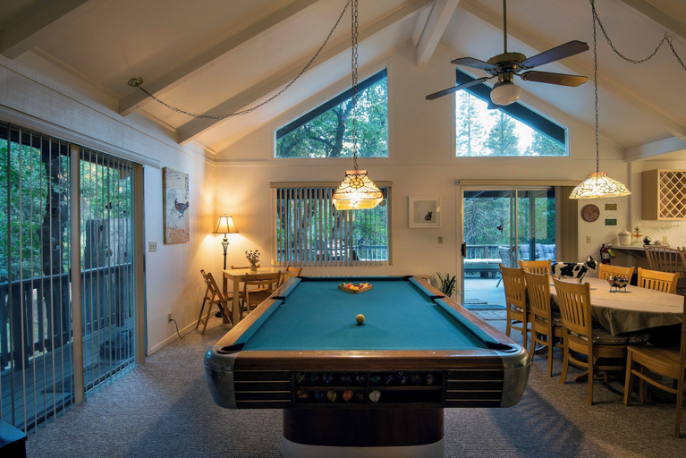 Interior 4, The Last Resort, Mariposa