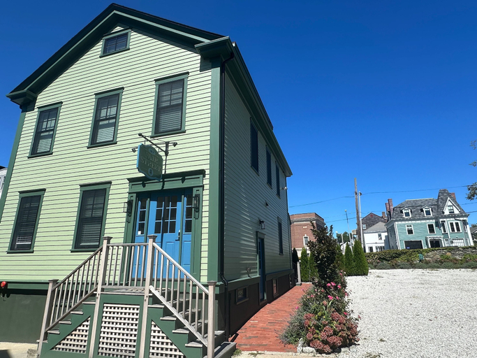 Room 3, Prime Location! Renovated House! 6 Bed/4 Bath, Newport