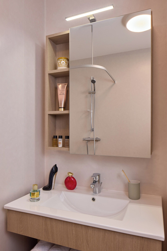 Bathroom 5, Quality Aparthotel Massy Palaiseau, Essonne