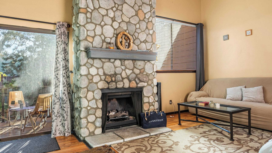 Interior 5, Peaceful Mountain Cabin w/ Decks & Private Beach Access Pine Haven by Avantstay, San Bernardino