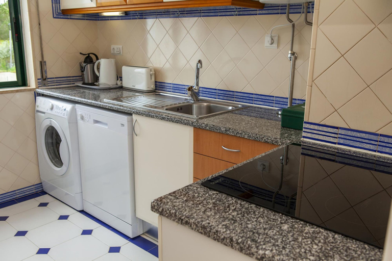 Room 4, B09 - Beach Street Apartment in Lagos, Lagos