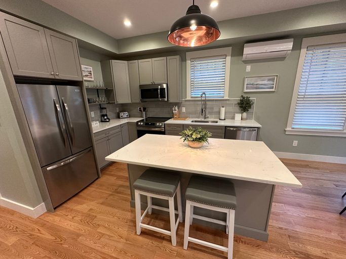 Room 4, Brand New Construction! 3 Unit/5 Bed Property, Newport