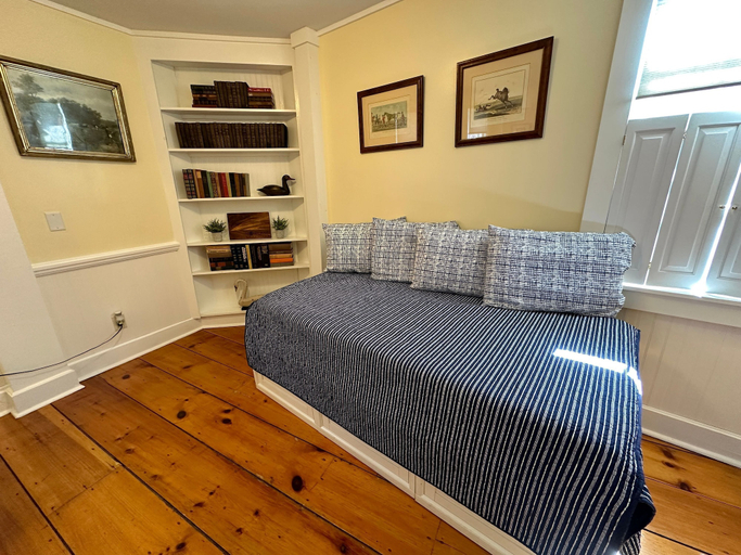 Room 4, Entire Historic 5 Bed/ 5 Bath Inn Sleeps 17, Newport