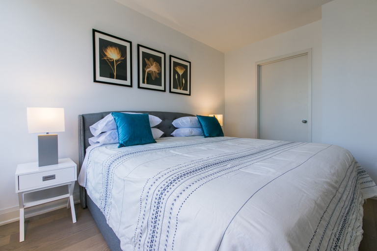 Room 3, Bright 2 Bedrooms 2 Bathrooms Unit With Balcony, New York