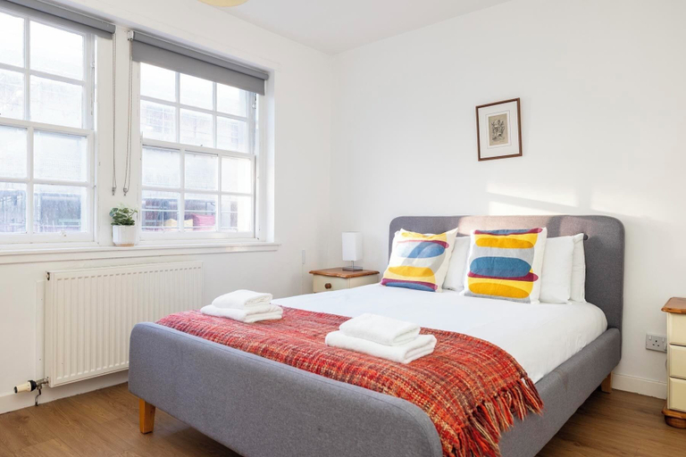 Bedroom 5, Charming City Apartment on Royal Mile, Edinburgh