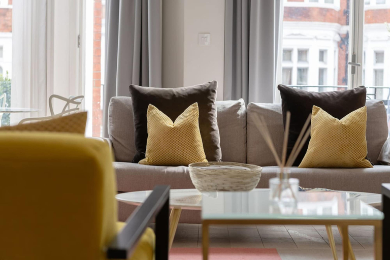 Room 2, Presidential Residence 14ft High Ceilings, London