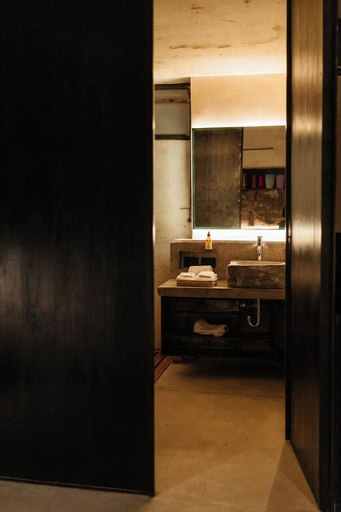 Bathroom 2, Becino, Del Centro