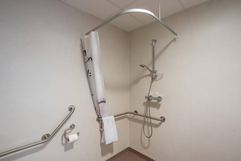 Bathroom 5, Quality Aparthotel Bourgoin-Jallieu, Isère