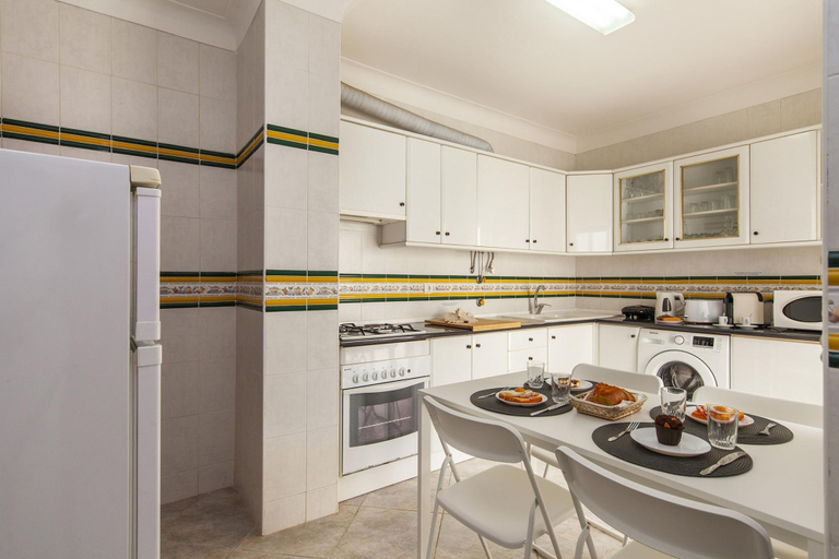 Room 5, W 02 - Bedroom 2 in Topside Luz Guesthouse, Lagos