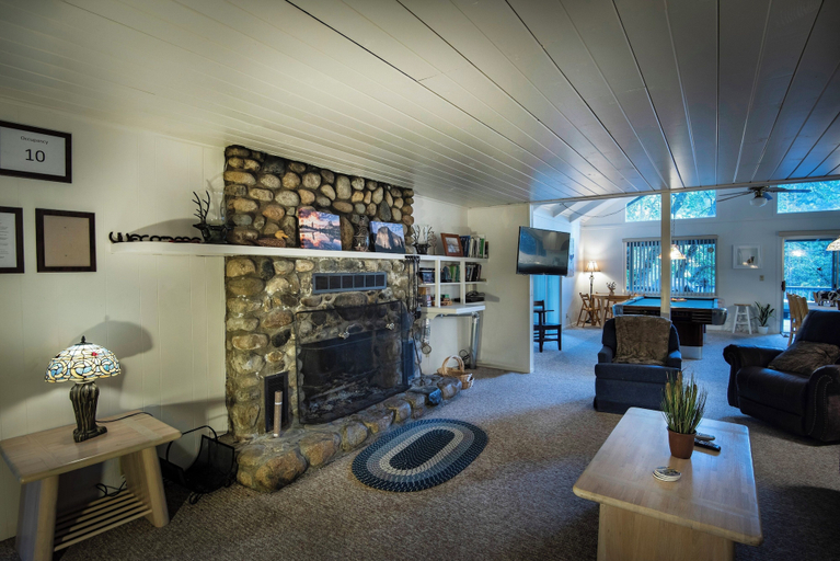 Interior 5, The Last Resort, Mariposa