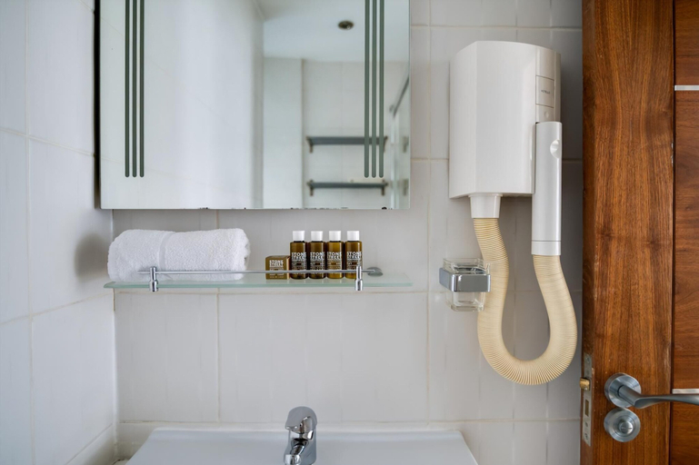 Bathroom 3, Lovely Charing Cross Apartment, London