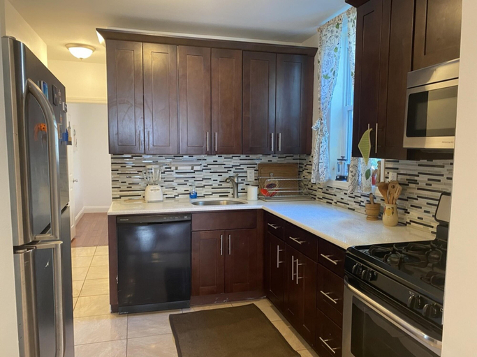 Room 4, Spacious 2 BR Near Subway, New York