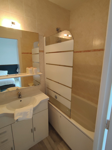 Bathroom 3, Hotel Restaurant La Voile Bleue, Morbihan