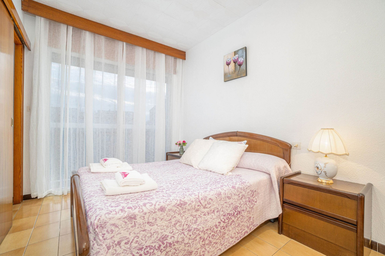 Room 5, Apartment in Roses Near Sandy Beach, Girona