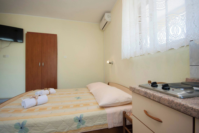 Room 3, Inviting Studio Apartment in Primosten, Primošten