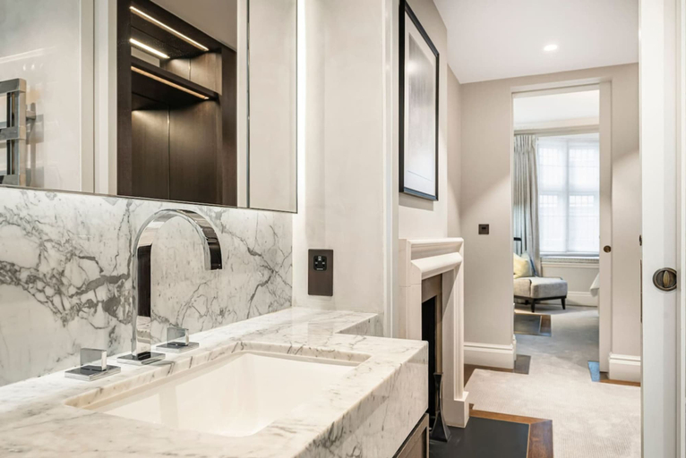 Room 5, Mayfair Home Private Parking Central AC, London