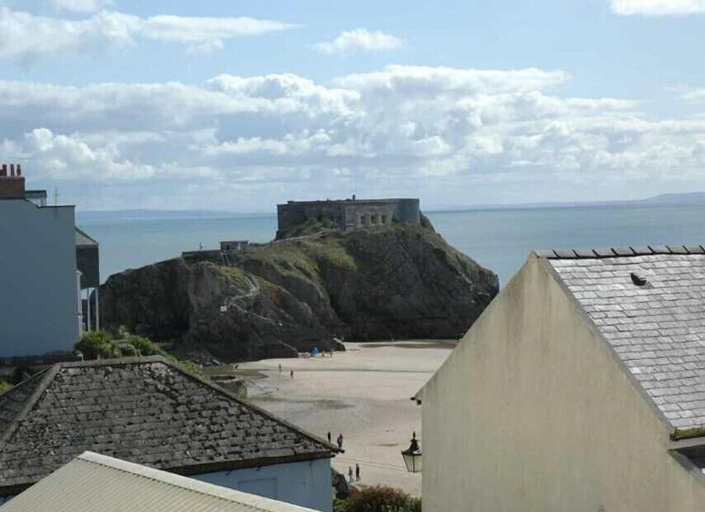 Room 2, St Mary s Seaview - In Town Walls Close to Beach, Pembrokeshire