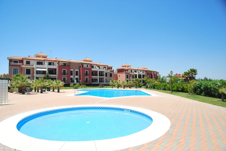 Pool 3, Golfside Stay for 5 Guests, Huelva