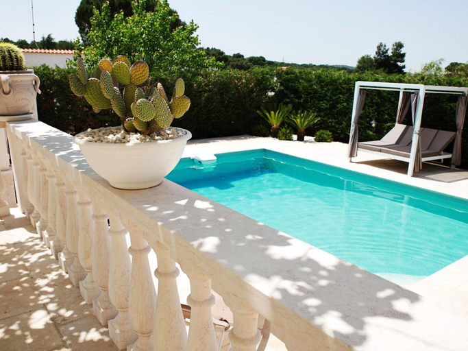 Sport & Beauty 2, Villa in Apulia with Pool and Barbecue, Bari