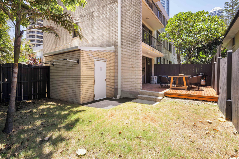 Outdoor dining 5, Markwell Surf · Courtyard Stay Steps from Beach, Gold Coast