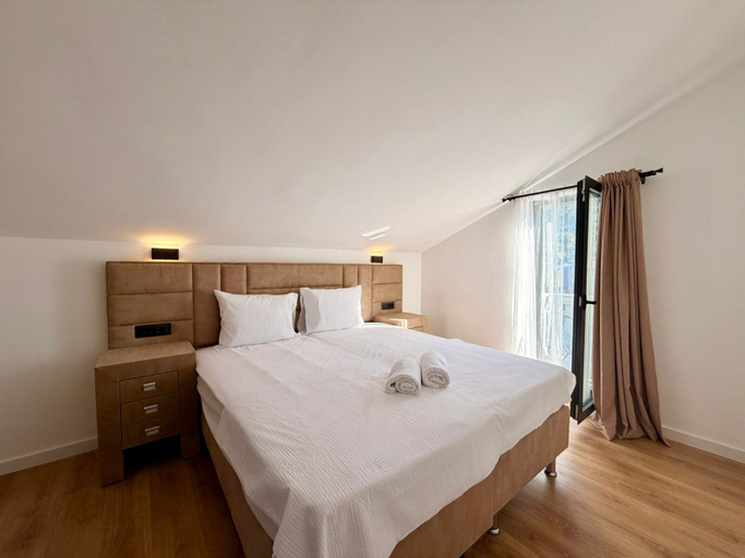 Room 2, Lunamare Apartments