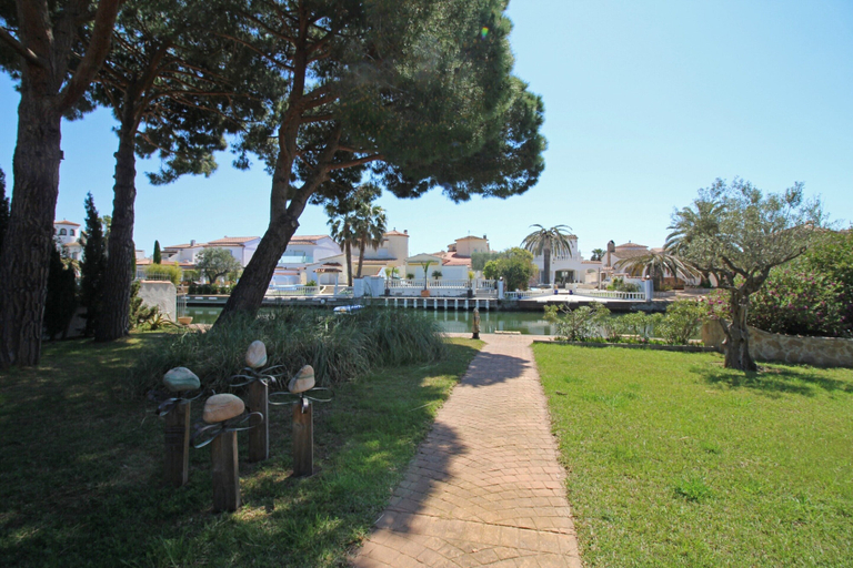 Garden 2, Luxury Canal-side Home With Pool, Girona