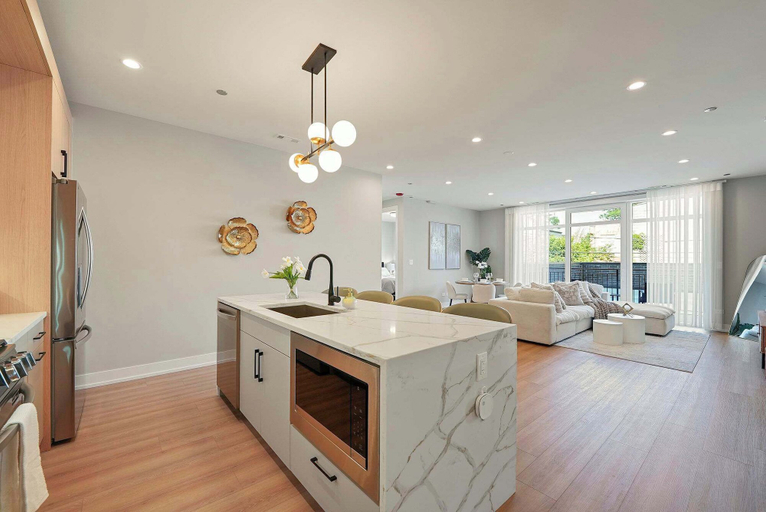 Room 5, Modern 2BR 2BA Condo in Chicago, Cook