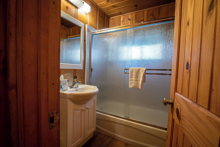Bathroom 3, Howard's Retreat, Mariposa
