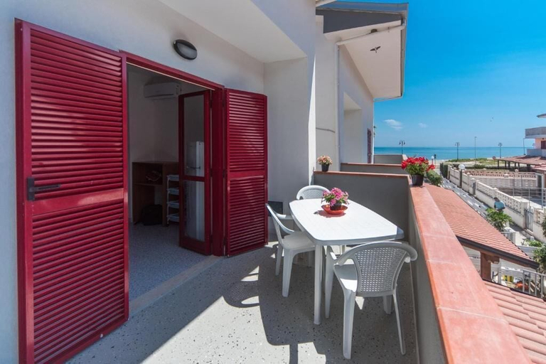 Outdoor dining 2, residence devi, Cosenza