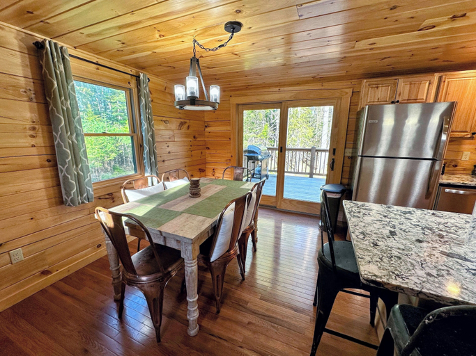 Interior 2, 80pvr Log Home 20min to Bretton Woods! AC, Hot Tub, Wifi, Cable, Fireplace, Fire pit, Grafton