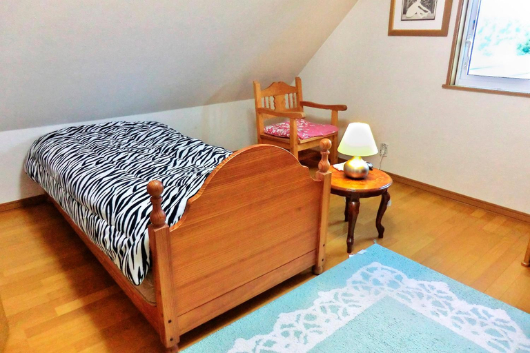 Bedroom 2, 丘の上白亜の洋館風別荘静かな小さなお宿 3階屋根裏部屋ロフトタイプ 3ベッドルームキッチン洗濯機なし, Biei