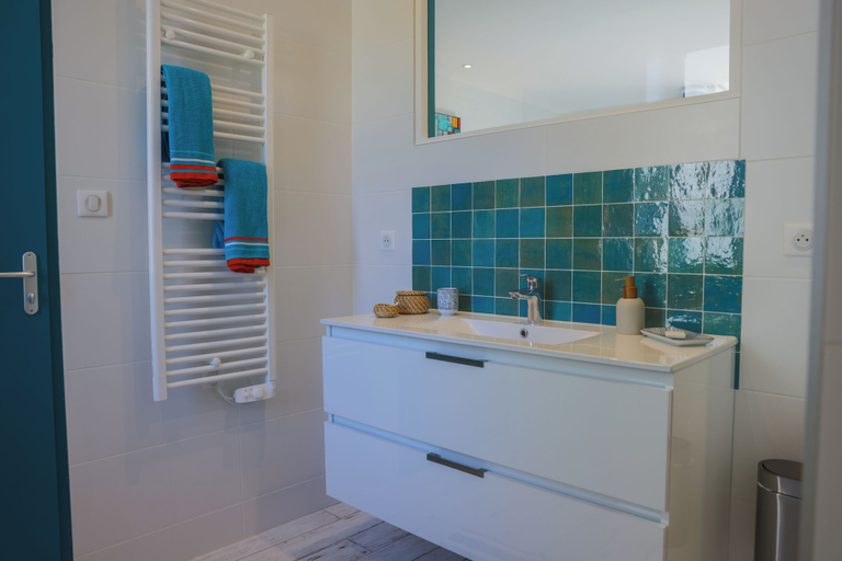 Bathroom 5, Clos Ceres, Saône-et-Loire