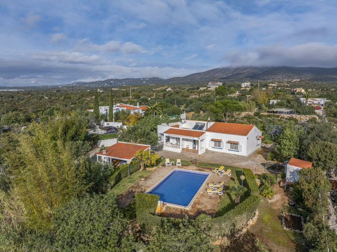 Room 2, Muxima in Quelfes With 3 Bedrooms and 2 Bathrooms, Olhão