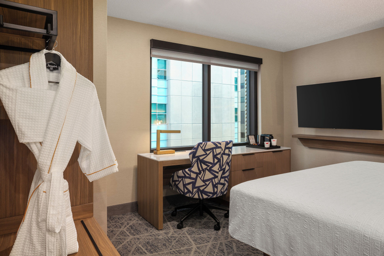 Bedroom 4, Hampton Inn By Hilton Calgary Downtown, Division No. 6