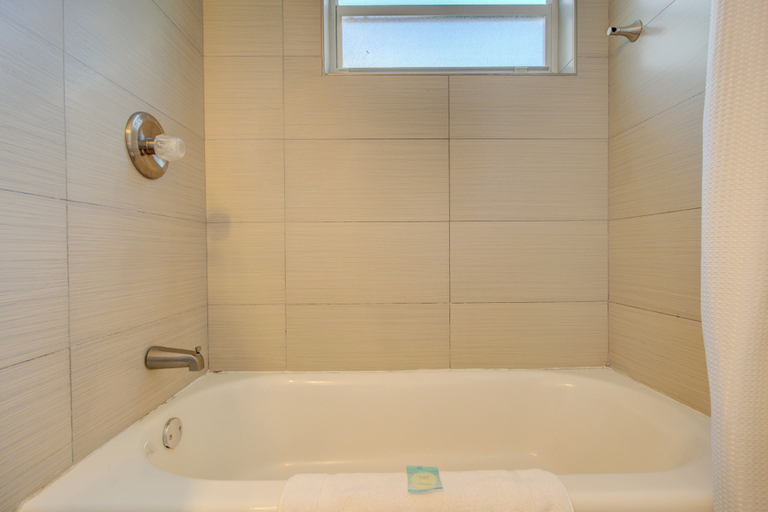 Bathroom 2, Leeward Motel By Capital O North Miami Beachside, Miami-Dade