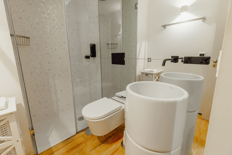 Room 5, Historical Taipas Pink by Vacationy, Porto