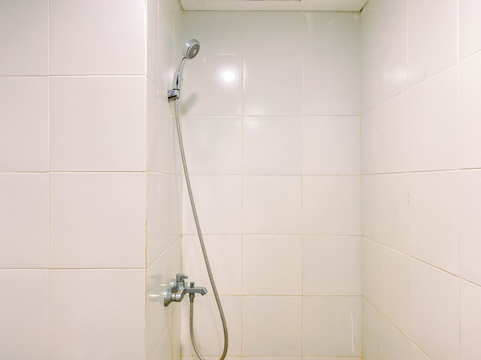 Bathroom 5, Nice Look 2BR Apartment at Vittoria Residence By Travelio, Jakarta Barat