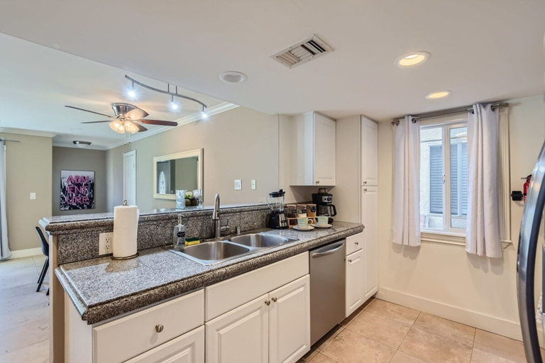 Private kitchen 4, Chic Beachside BBQ Fast Wifi - C2, Orange