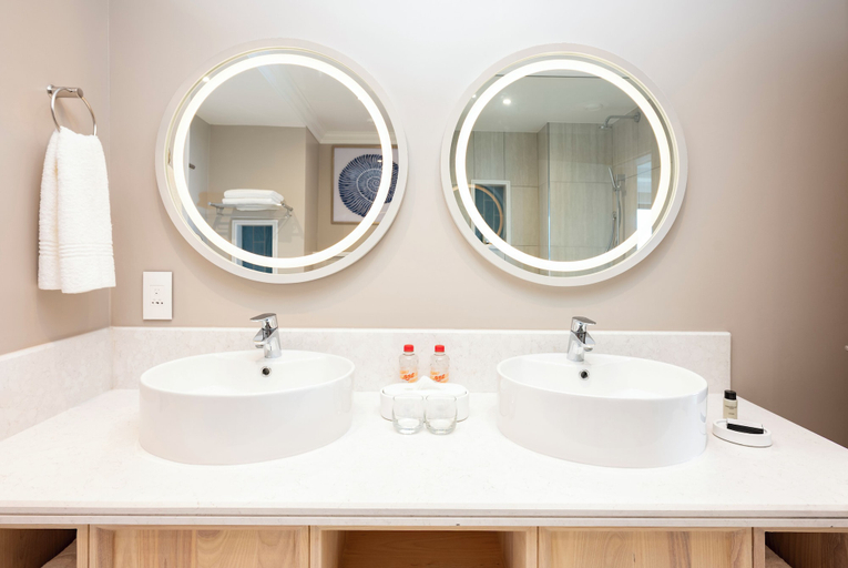 Bathroom 5, Garden Route Hotel, Eden