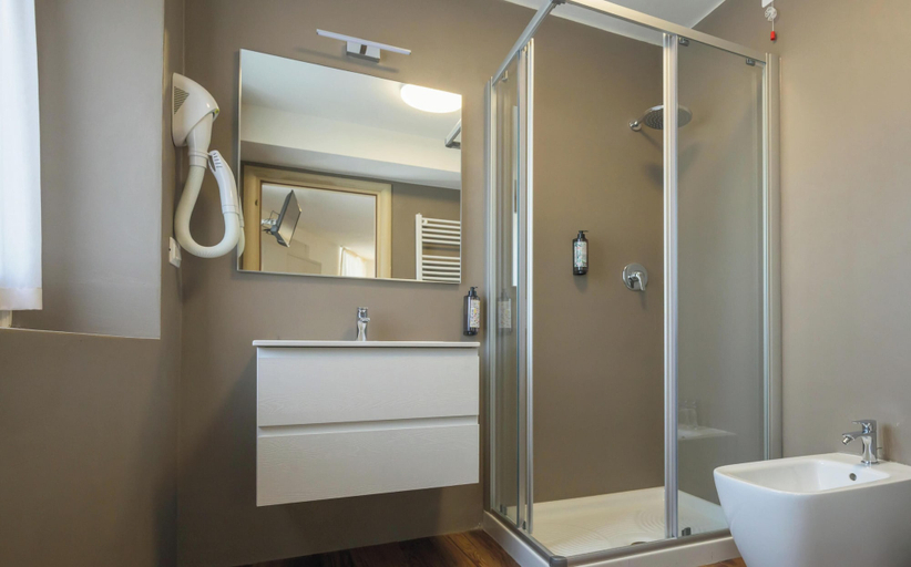 Bathroom 5, Hotel Garda Bellevue, Brescia